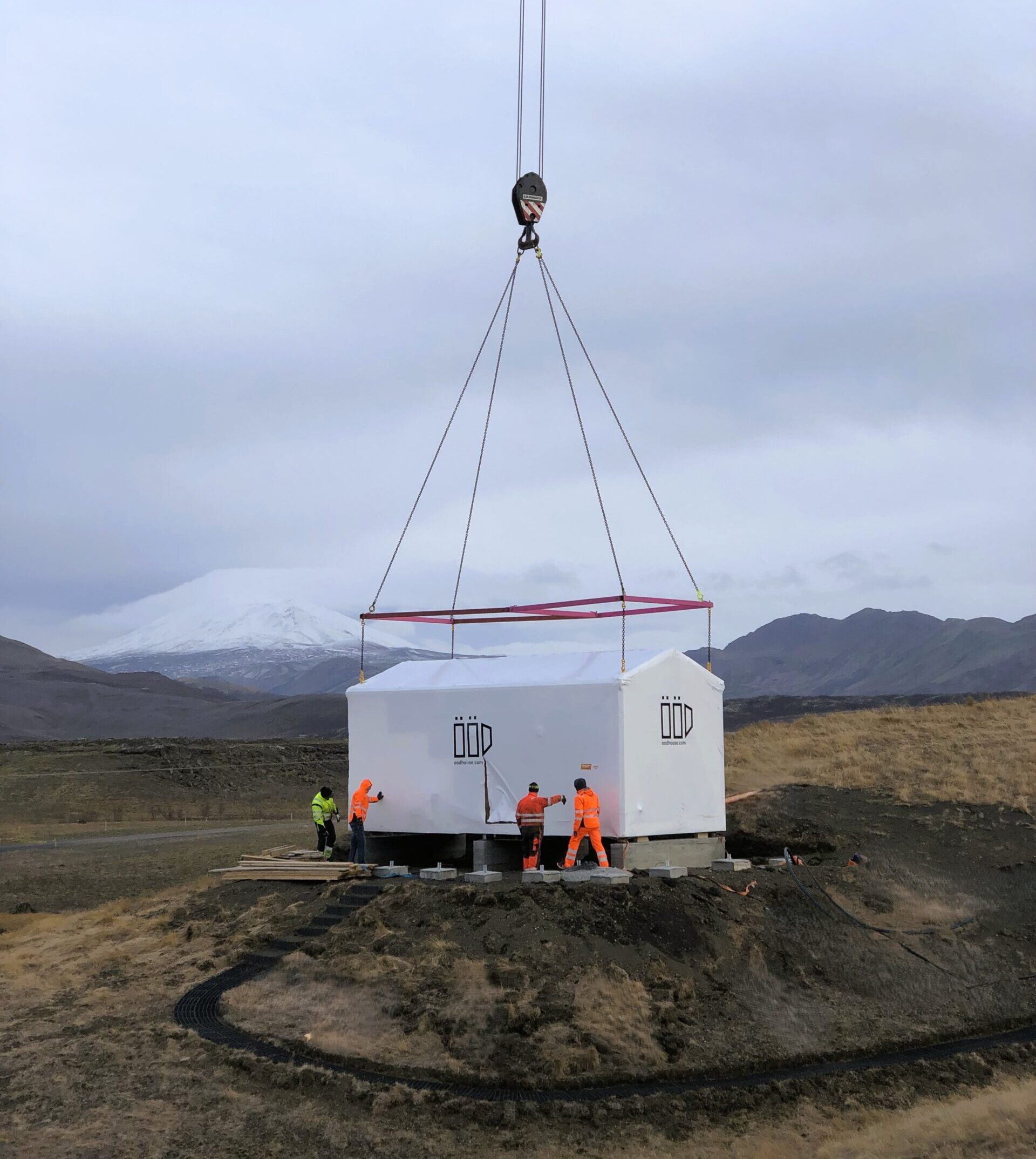Module shrin kwrapped with HEAT3 Easypack picked with a crane